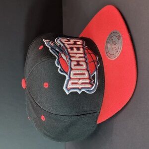 Mitchel & Ness Hardwood Classics Rockets Men's Flat Bill Black/Red Snapback Hat.